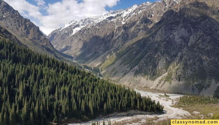 Walking tour to the Ala-Archa National Park